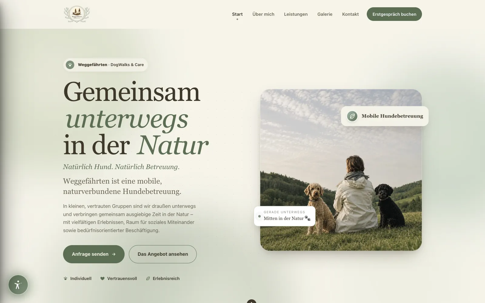 Website von Weggefährten Hundebetreuung: „Gemeinsam unterwegs in der Natur“ mit Foto von Hunden auf einer Wiese